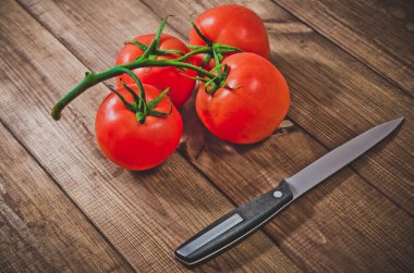 Ahşap zemin üzerinde taze, olgun domateslerin yakın çekimi