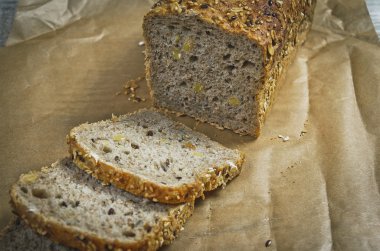 Ahşap masa üzerinde beyaz ekmek dilimlenmiş