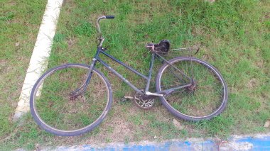 Parkta bırakılmış eski bir bisiklet.