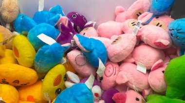 Pençe makinesinde oyuncak bebek yığını