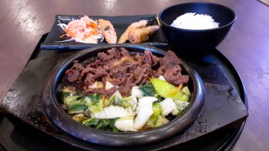 Biftek, teriyaki soslu biftek, salata ve pilav.