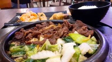 Salata ve pirinçli teriyaki menüsünü hazırla.