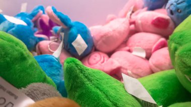 Pençe makinesinde oyuncak bebek yığını