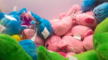 Pençe makinesinde oyuncak bebek yığını