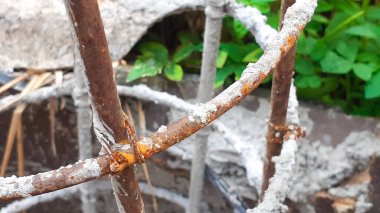 Bir evin temeli için demir çerçeve