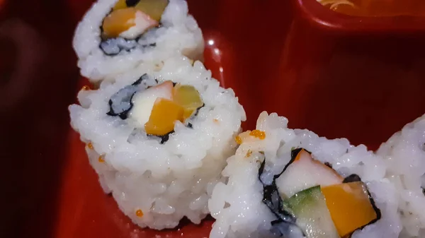 Sushi Uma Caixa Com Molho Maionese — Fotografia de Stock