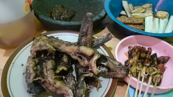 Masakan Tradisional Ikan Lele Goreng Sate Kerang Hijau Dengan Sayuran — Stok Foto