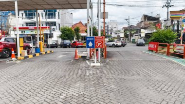 Bir süpermarkette araçlar için park çıkışı: Semarang, Endonezya - 19 Aralık 2025.