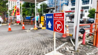 Binanın girişindeki trafik işaretleri. Endonezya 'da bir park ya da erişim alanında araç hareketliliği.
