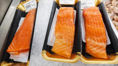 Süpermarkette Satılık Taze Çiğ Somon Bifteği Paketi