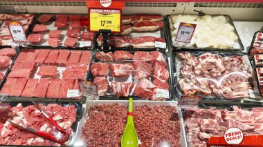 Supermarket Buzdolabında Taze Kırmızı Et ve Biftek Kesintileri Gösterildi