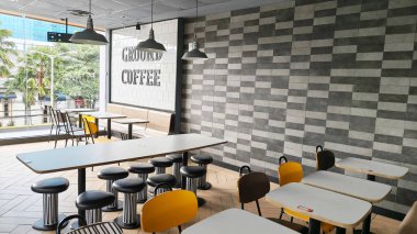 Masa ve Sandalyeli Boş Kahve Dükkanı İçi