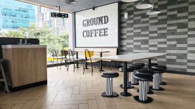 Tezgâh ve Oturma Alanıyla Kahve Dükkanı İçi