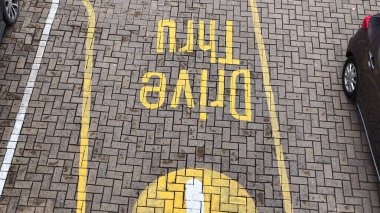 Asfaltın üzerinde Sarı Sürücü Üçlü İşaretli Otopark Alanı