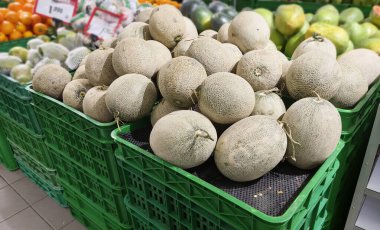 Geleneksel Pazarda Yeşil Sandıkta Taze Karpuz Meyvesi