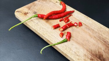 ahşap kesme tahtası üzerinde kırmızı pul biber