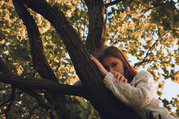 Meisje bomen — Stockfoto