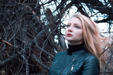 dondurucu bir soğuk kış günü güzel genç kadın