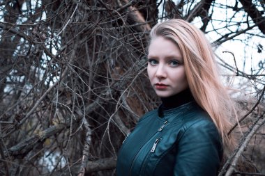 dondurucu bir soğuk kış günü güzel genç kadın