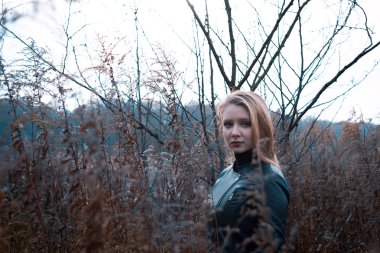 dondurucu bir soğuk kış günü güzel genç kadın