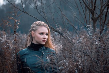 dondurucu bir soğuk kış günü güzel genç kadın