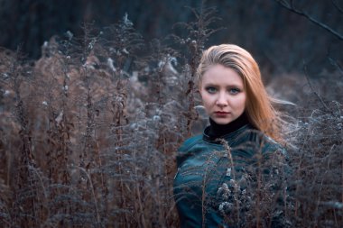 dondurucu bir soğuk kış günü güzel genç kadın