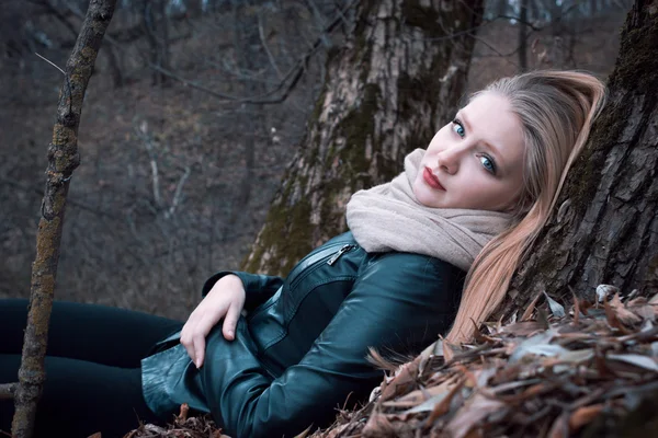 Bella giovane donna in una gelida giornata invernale — Foto Stock