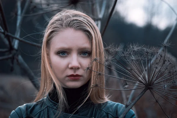 Schöne junge Frau an einem eiskalten Wintertag — Stockfoto