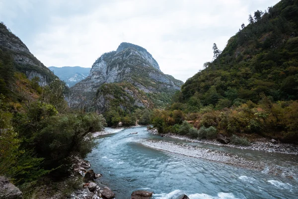 Açık nehir taşlarla yol açar