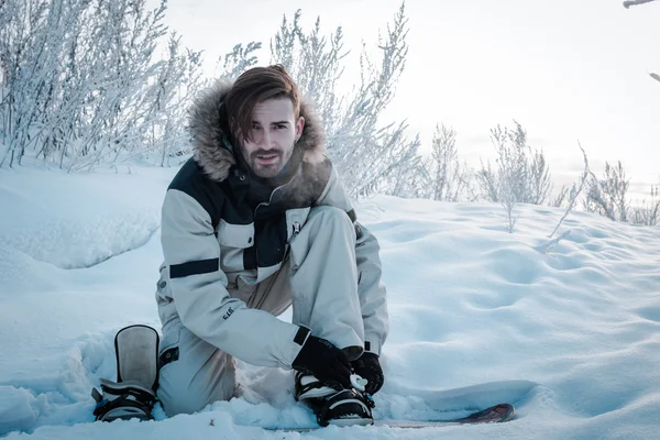 Sakallı erkekler snowboard ile