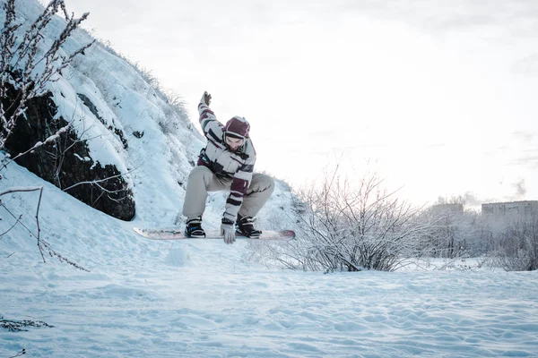 Sakallı erkekler snowboard ile