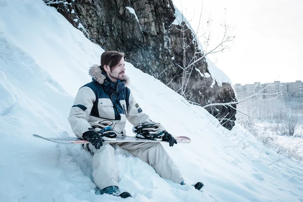 Sakallı erkekler snowboard ile
