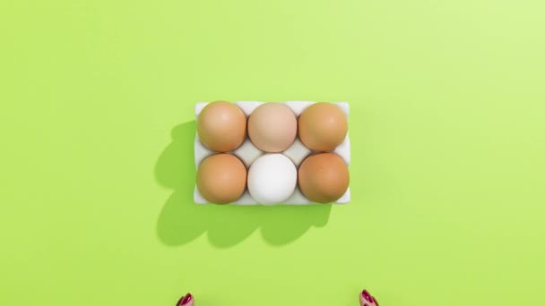 Yumurta Tepsisi Yumurtalar Yeşil Arka Planda Hareket Ediyor — Stok video