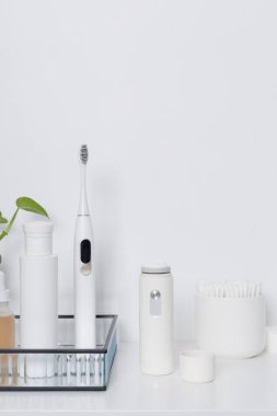 Tabutta kulak çubukları, diş fırçası, serum ve yüz fırçası bulunan güzellik hizmetleri kompozisyonu