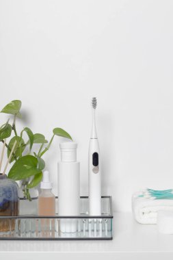 Kulak çubukları, diş fırçası, havlu ve beyaz masadaki serum ile güzellik hizmeti bileşimi. Kadınların güzellik tedavi rutin konsepti