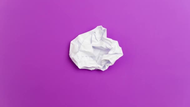 Stop Motion Animation Bola Papel Branco Desembrulhando Fundo Roxo — Vídeo de Stock