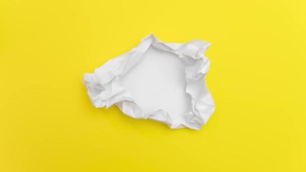 Stop Motion Animation Bola Papel Branco Desembrulhando Fundo Amarelo — Vídeo de Stock