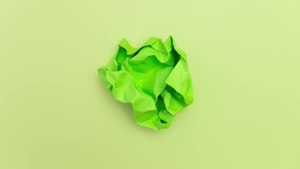 Stop Beweging Animatie Green Papieren Bal Uitpakken Een Groene Achtergrond — Stockvideo