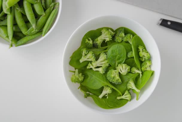 Färsk Sallad Med Spenat Tomat Broccoli Och Räkor Friska Livsmedel — Stockvideo