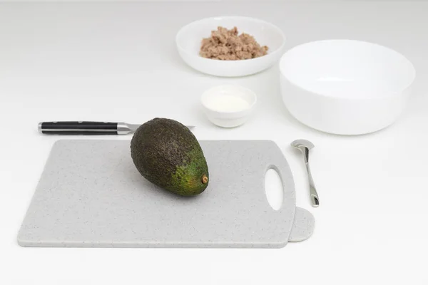 切菜板上的鳄梨在白桌上 一步一步的菜谱 — 图库照片
