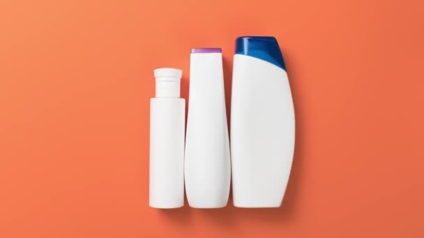 Botol Kosmetik Kosong Pada Latar Belakang Oranye Konsep Polusi Hentikan — Stok Video