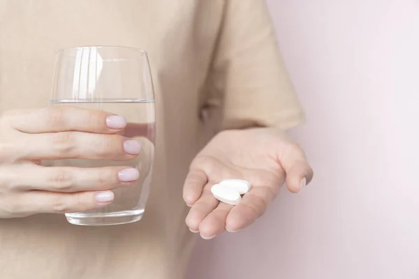 薬と水で女性の手を閉じてください 高品質の写真 — ストック写真