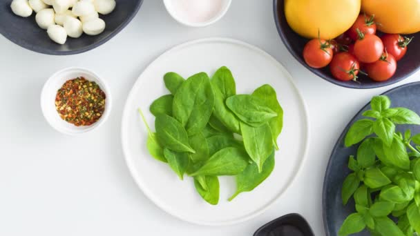 Ensalada Caprese Italiana Con Tomates Queso Mozzarella Albahaca Plato Stop — Vídeos de Stock