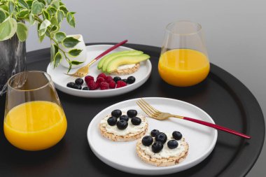 Sağlıklı kahvaltı masası sahnesi, çilekli, besleyici tostlar ve taze portakal suyu. Yüksek kalite fotoğraf