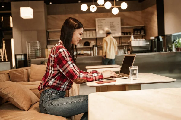 Zijaanzicht Van Gelukkige Freelancer Met Behulp Van Laptop Tijdens Het — Stockfoto