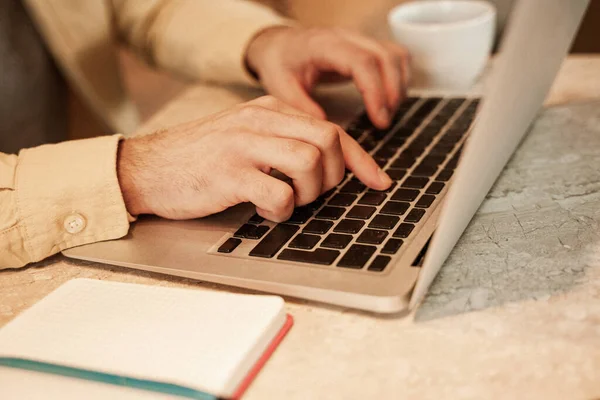 Vista Recortada Del Hombre Escribiendo Teclado Del Ordenador Portátil —  Fotos de Stock