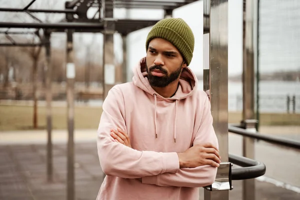 Bouleversé Sportif Afro Américain Debout Avec Les Bras Croisés Sur — Photo