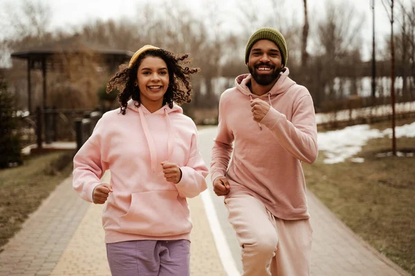 Joggers Americanos Africanos Alegres Olhando Para Câmera Enquanto Corre Livre — Fotografia de Stock