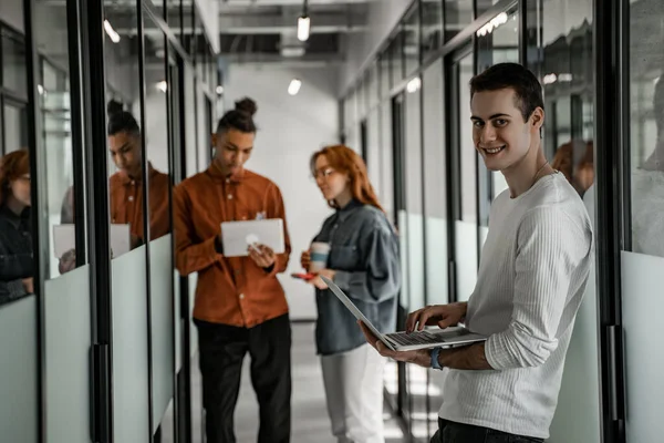 Student Using Laptop Interracial Classmates Blurred Background — Stock Photo, Image