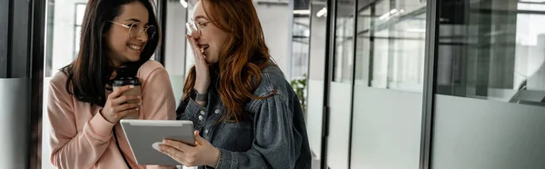 Happy Pretty Students Laughing Hall Banner — Stock Photo, Image